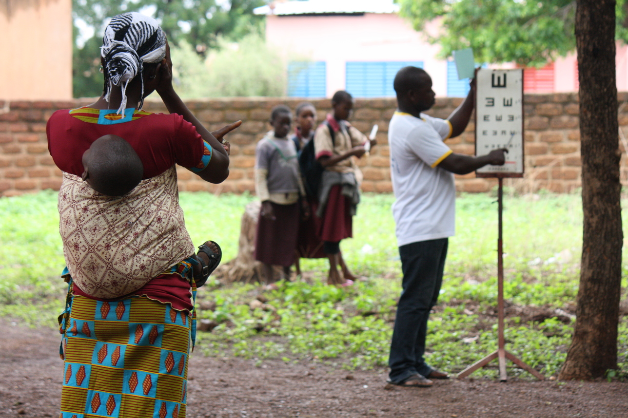 Scene from an eye health outreach in Burkina Faso. Copyright: Light for the World